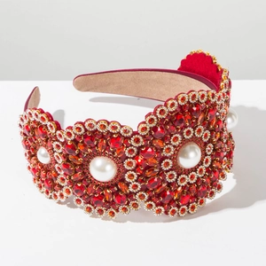 Détail du serre-tête baroque rouge avec strass étincelants et perles blanches