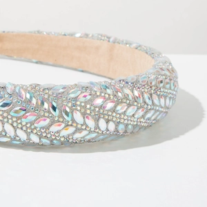 Nahaufnahme glitzernder Strasssteine auf einem luxuriösen breiten Haarreif mit Futter