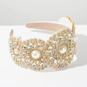 Détail d'un serre-tête baroque large avec cristaux étincelants et perles blanches
