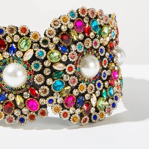 Détail d'un serre-tête baroque de luxe orné de strass colorés et de grandes perles