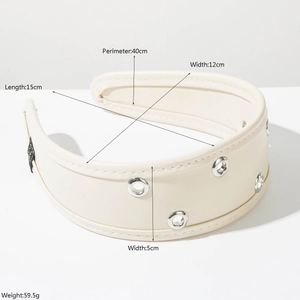 Serre-tête en similicuir beige avec œillets argentés et dimensions détaillées du produit