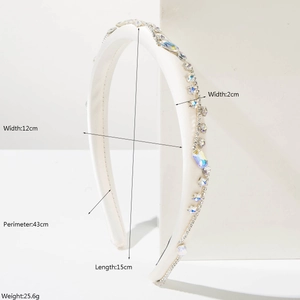 Cerchietto imbottito in raso bianco con strass e gemme a goccia per capelli da donna
