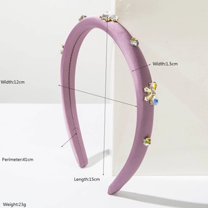 Serre-tête élégant en satin violet avec fleurs et papillon en strass sur fond blanc