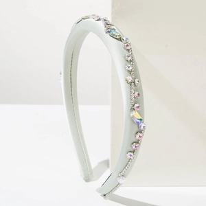 Cerchietto elegante in raso verde chiaro con strass AB colorati e catena di diamanti di lusso