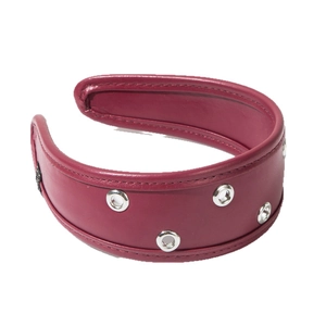 Serre-tête large en cuir bordeaux avec œillets métalliques argentés sur fond blanc