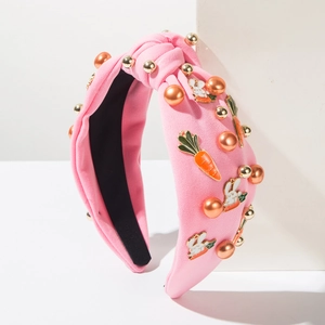 Serre-tête noué rose avec perles et breloques lapin et carotte sur support blanc