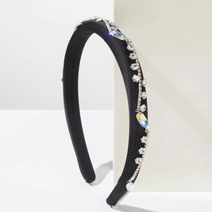 Dettaglio cerchietto in raso nero con strass iridescenti e decorazioni in cristallo lucente