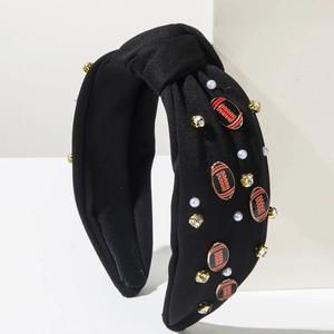 Detail eines geknoteten schwarzen Stirnbands mit Perlen, Kristallen und Football-Dekor
