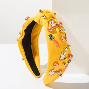 Détail du bandeau noué jaune large avec perles et breloques lapin et carotte décoratives