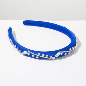 Dettaglio della fascia in raso blu Klein decorata con strass multicolori fatti a mano