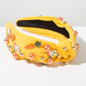 Détail du bandeau noué jaune avec perles et breloques lapin et carotte mignonnes