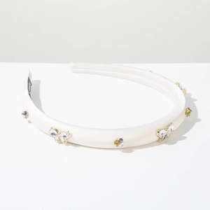 Détail d'un serre-tête en satin blanc rembourré avec nœud en strass et cristaux étincelants