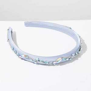 Dettaglio del cerchietto in raso azzurro con diamanti argentati e cristalli lucidi