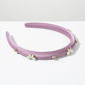 Détail du serre-tête en satin lavande rembourré avec papillons en strass