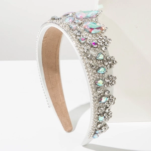 Dettaglio del cerchietto in raso bianco con imbottitura spessa e strass luccicanti