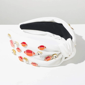 Detailansicht eines weißen Knotenstirnbands mit bunten Football-Patches und Glitzersteinen