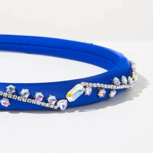 Dettaglio cerchietto imbottito blu reale con trama in seta e cristalli arcobaleno