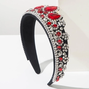 Dettaglio fascia barocca di lusso con strass rossi a goccia e cristalli bianchi brillanti