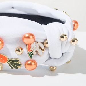 Détail d'un serre-tête noué blanc avec perles et breloques lapin et carotte