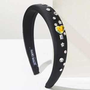 Serre-tête rembourré en satin noir avec strass cœur et étoile sur blocs blancs