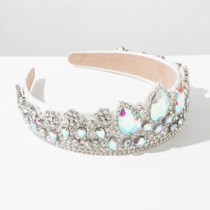 Dettaglio del cerchietto largo decorato con strass colorati AB e cristalli a goccia