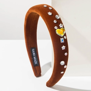 Détail du serre-tête en velours marron avec strass en forme de cœur et d'étoile faits main