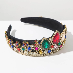 Dettaglio di un cerchietto imbottito di lusso con strass colorati e gemme scintillanti