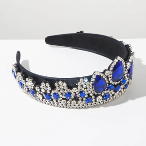 Dettaglio ravvicinato di un cerchietto a corona di lusso con gemme blu e strass brillanti