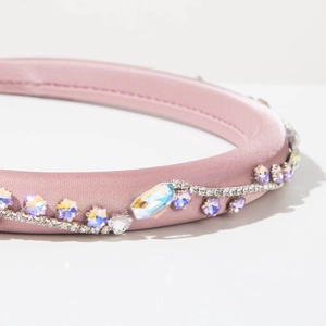 Dettaglio del cerchietto in raso rosa con strass AB luccicanti e cristalli incastonati