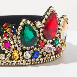 Dettaglio del cerchietto a corona di lusso con gemme colorate e strass luccicanti