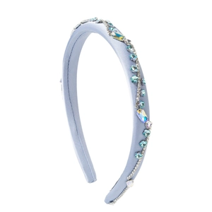 Cerchietto in raso celeste con strass colorati e paillettes cuciti a mano per signora