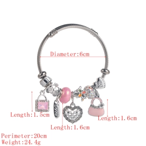 Bracelet torsadé argenté avec breloques cœurs roses et pendentif carrosse citrouille