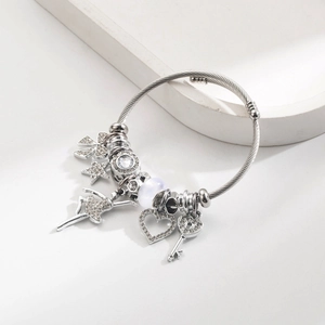 Silbernes Kabelarmband mit Ballerina- Schmetterlings- und Herzanhängern mit Strass