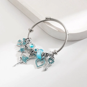 Silbernes Bettelarmband mit blauen Straßsteinen, Ballerina und Herzanhängern