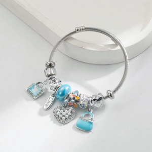 Bracelet jonc en acier argenté avec breloques cœur bleu et sac à main pour femme