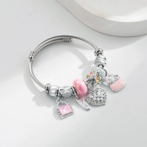 Vue détaillée du bracelet argenté avec cœur, gemme rose et gravure LOVE polie