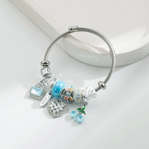 Silbernes Kabel-Charm-Armband mit blauen Perlen, Kirsch-Anhänger und Herz-Anhängern