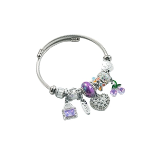 Silbernes Perlenarmband mit lila Herz- und Kirsch-Anhängern an einer Stahlkette