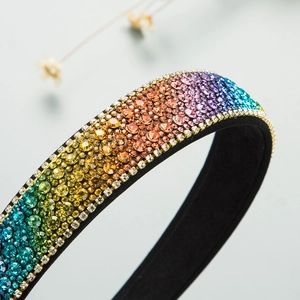 Macro di un cerchietto con strass colorati con cristalli arcobaleno e fodera in velluto