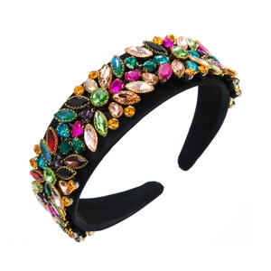 Détail du serre-tête large orné de strass colorés en forme de marquise sur tissu noir