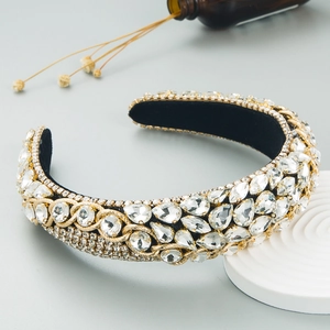 Luxuriöser breiter Haarreif mit funkelnden Kristallen und goldener Barock-Kette