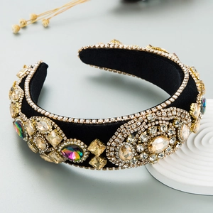 Cerchietto barocco largo con cristalli colorati e strass su tessuto in velluto nero