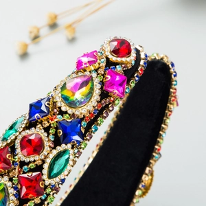 Dettaglio di un cerchietto largo stile barocco con cristalli multicolore e montatura oro