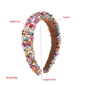 Détail du serre-tête bohème en éponge avec cristaux colorés et mesure de largeur de 3 cm