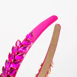 Cerchietto barocco in raso magenta con pietre preziose rosa a forma di marquise