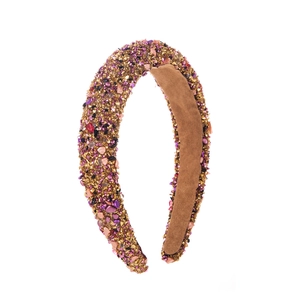 Détail d'un serre-tête baroque avec cristaux colorés et doublure en daim marron