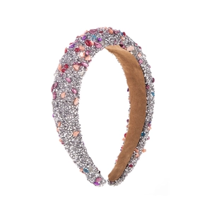 Détails d'un serre-tête baroque avec cristaux colorés et texture argentée brillante
