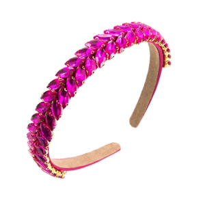 Dettaglio del cerchietto barocco con strass rosa marquise e montature in metallo dorato