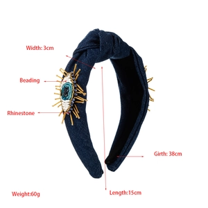 Dettaglio dell'Occhio del Diavolo fatto a mano con perline su fascia in denim blu