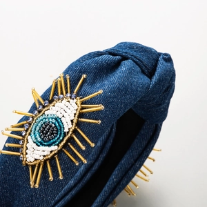 Cerchietto annodato in denim fatto a mano con ricamo in perline malocchio e dettagli oro
